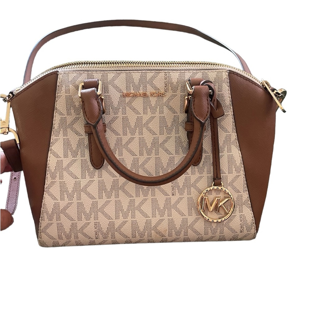 Michael Kors vanilla leather purse. Can wear multiple ways